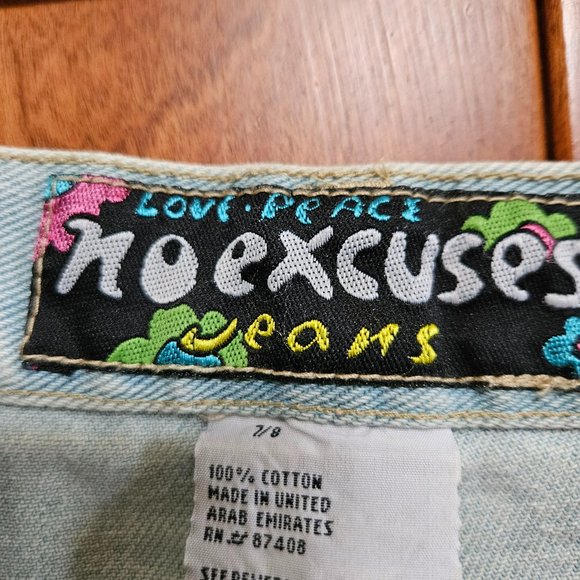 jean cut off shorts with hearts motif one heart on back pocket size7 to 8 - Picture 4 of 4